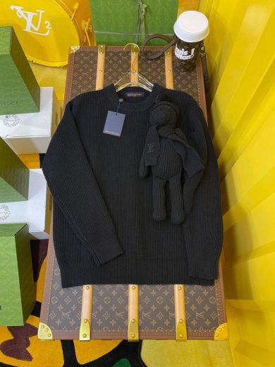 Buy Crewneck Sweatshirt Pallets | 300 pieces at $800 8 Buy Crewneck Sweatshirt Pallets
