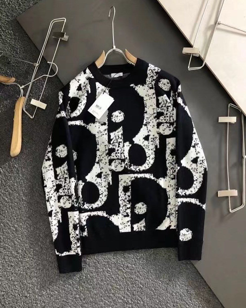 Buy Crewneck Sweatshirt Pallets | 300 pieces at $800 1 Buy Crewneck Sweatshirt Pallets