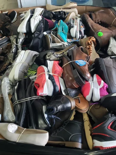 Buy Foot Locker Liquidation Pallets (200+ Branded Sneakers & Apparel From $2,950)